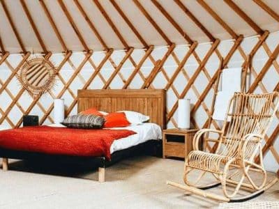 Yourte cosy au Centre, avec un lit douillet et des murs en bois chaleureux.