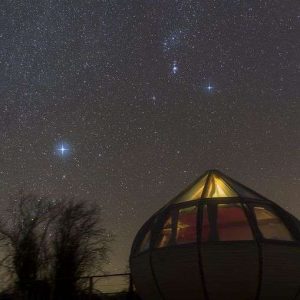 Hébergement insolite en forme de bulle sous un ciel étoilé en Nouvelle-Aquitaine.