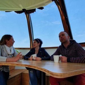 Hébergement insolite en Nouvelle-Aquitaine : espace lumineux avec vue panoramique.