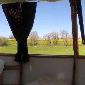 Hébergement insolite en cabane avec vue panoramique sur les champs fleuris.