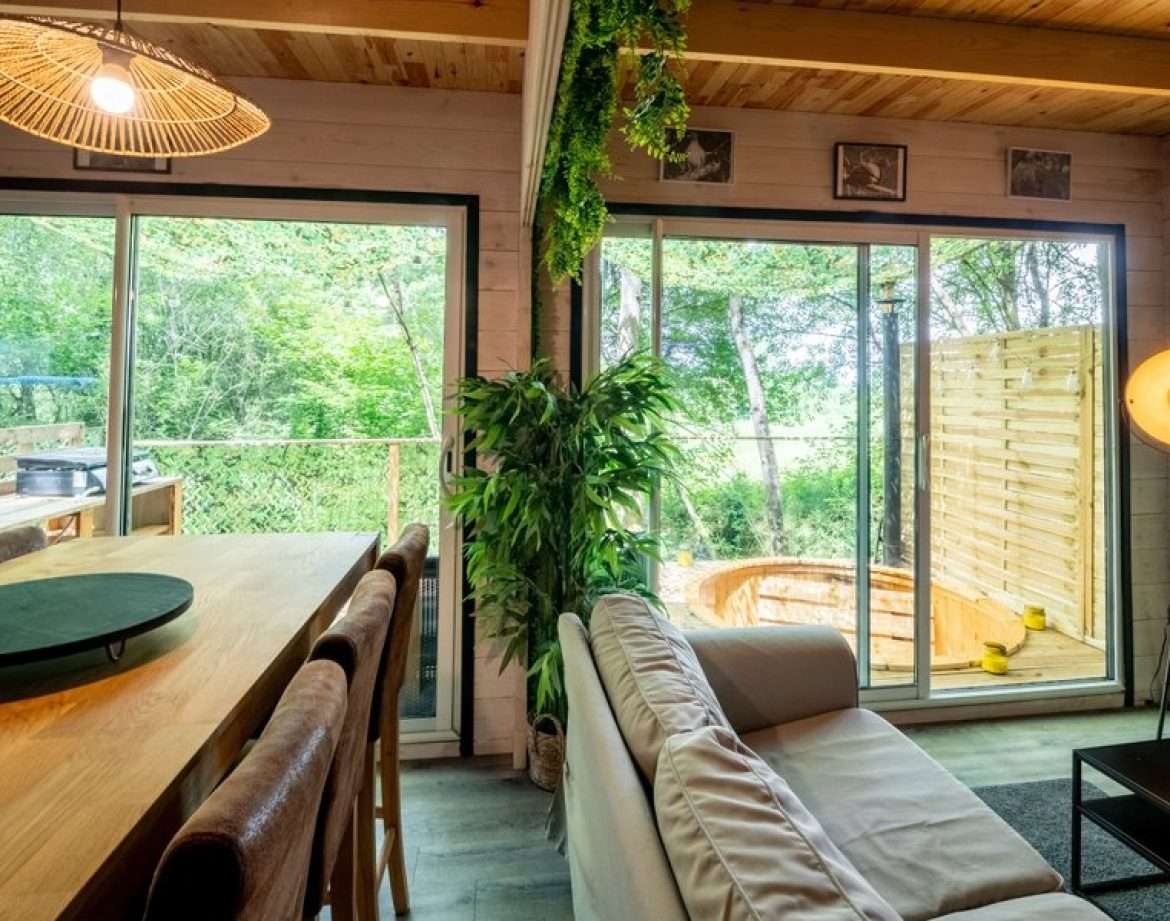 Hébergement insolite en Midi-Pyrénées, avec un intérieur moderne et un jacuzzi extérieur.