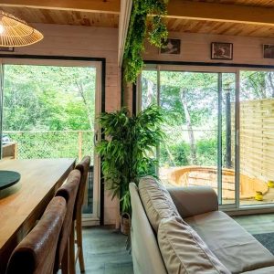 Hébergement insolite en Midi-Pyrénées, avec un intérieur moderne et un jacuzzi extérieur.