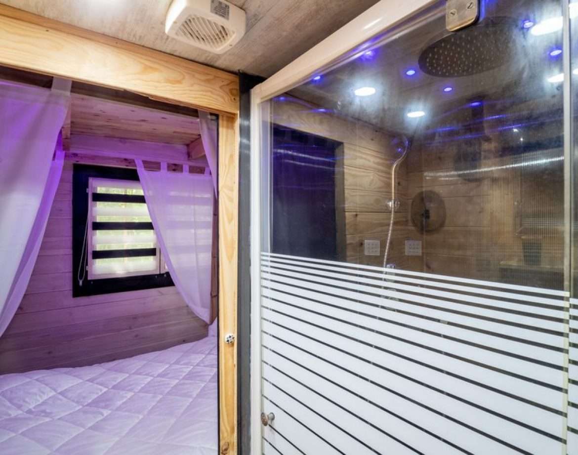 Hébergement insolite en bois à Midi-Pyrénées, avec une chambre lumineuse et moderne.
