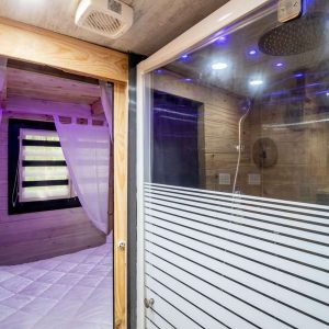 Hébergement insolite en bois à Midi-Pyrénées, avec une chambre lumineuse et moderne.