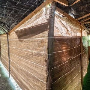 Hébergement insolite en Midi-Pyrénées, couloir en bois avec parois en toile naturelle.