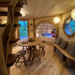 Hébergement insolite en bois à Midi-Pyrénées, avec un intérieur chaleureux et naturel.