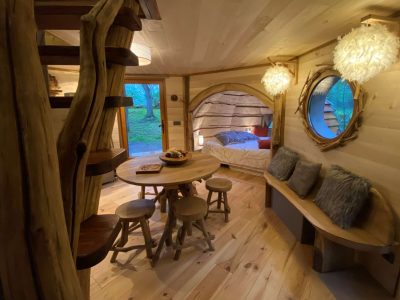 Hébergement insolite en bois à Midi-Pyrénées, avec un intérieur chaleureux et naturel.