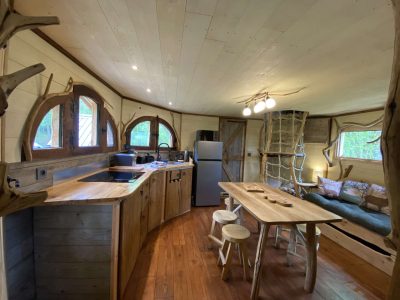 Cabane en bois dans les Midi-Pyrénées, avec cuisine équipée et décor naturel.
