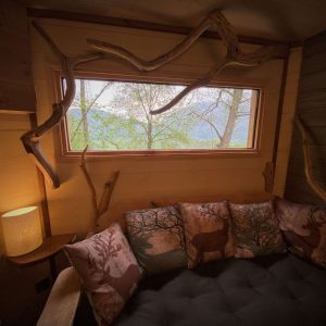Cabane perchée en Midi-Pyrénées, avec vue sur la nature et décor en bois.