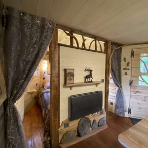 Hébergement insolite en Midi-Pyrénées : cabane en bois avec décor naturel et chaleureux.