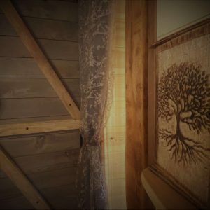 Hébergement insolite en Midi-Pyrénées, intérieur en bois avec un motif darbre sculpté.