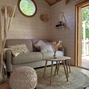 Cocon en bois en Auvergne, avec un salon lumineux et des touches naturelles.