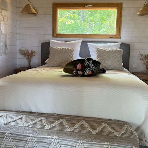 Chalet moderne en Auvergne, décoré avec des touches naturelles et une vue sur la verdure.