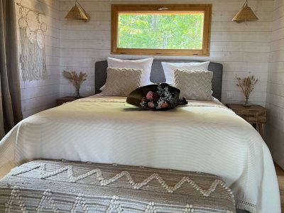 Chalet moderne en Auvergne, décoré avec des touches naturelles et une vue sur la verdure.