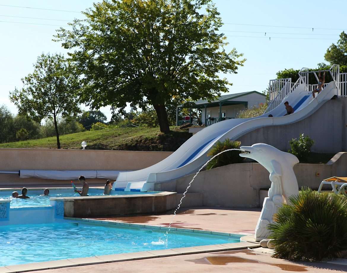 Hébergement insolite en Auvergne-Rhône-Alpes avec piscine et toboggan aquatique.