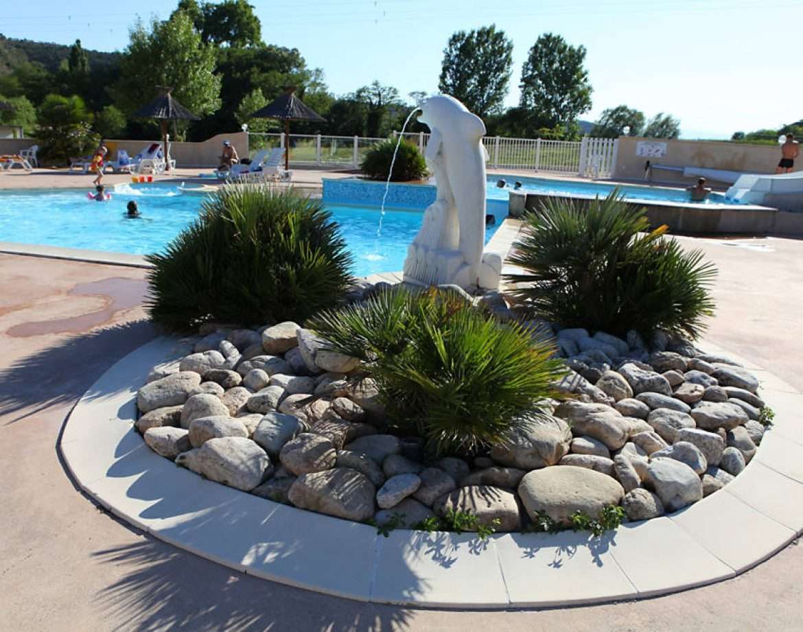 Hébergement insolite en Auvergne-Rhône-Alpes avec piscine et décoration de jardin.