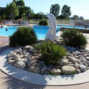 Hébergement insolite en Auvergne-Rhône-Alpes avec piscine et décoration de jardin.