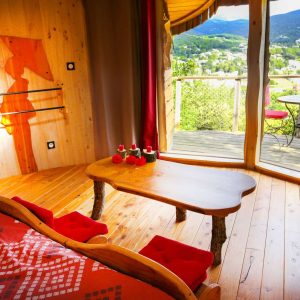 Hébergement insolite en cabane avec vue panoramique et décoration en bois chaleureux.