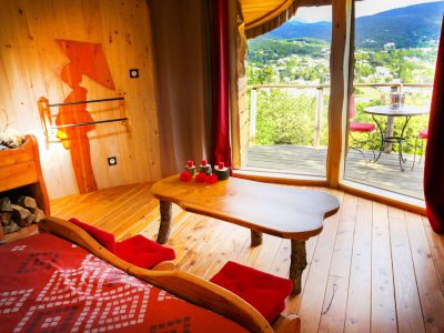 Hébergement insolite en cabane avec vue panoramique et décoration en bois chaleureux.