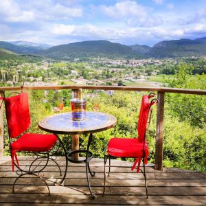 Hébergement insolite en Languedoc-Roussillon avec vue panoramique et table colorée.