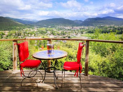 Hébergement insolite en Languedoc-Roussillon avec vue panoramique et table colorée.