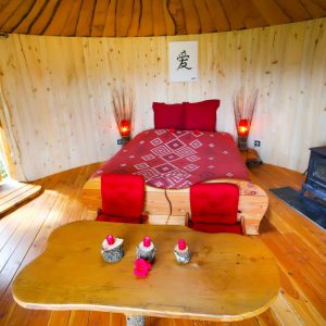 Hébergement insolite en cabane avec lit douillet et décoration chaleureuse.