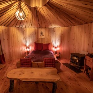 Yourte chaleureuse en Languedoc-Roussillon, décor en bois et lit douillet.