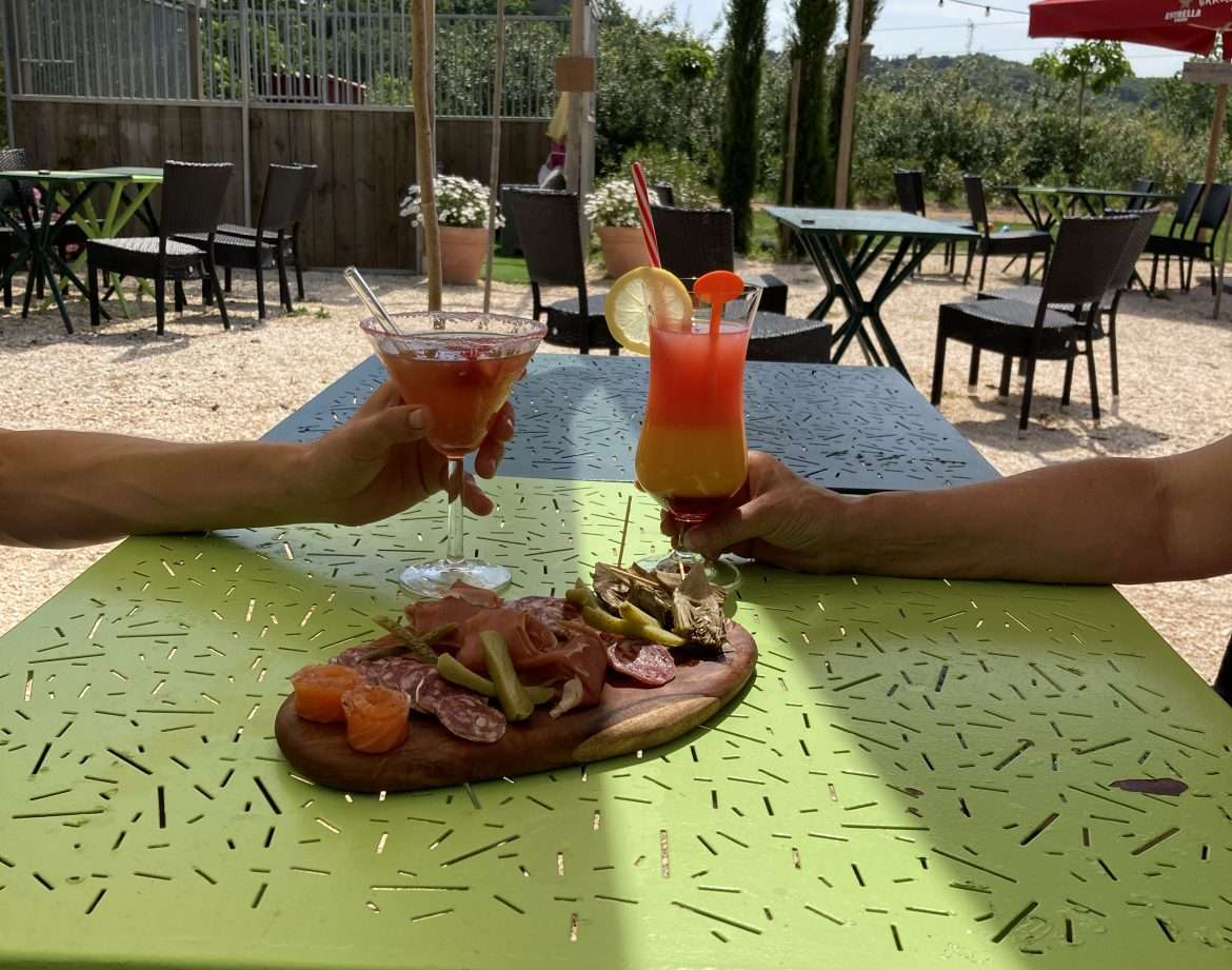 Hébergement insolite en Languedoc-Roussillon, avec cocktails et planche apéritive en terrasse.