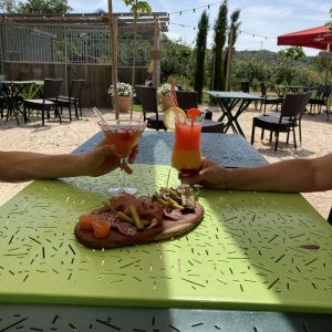 Hébergement insolite en Languedoc-Roussillon, avec cocktails et planche apéritive en terrasse.