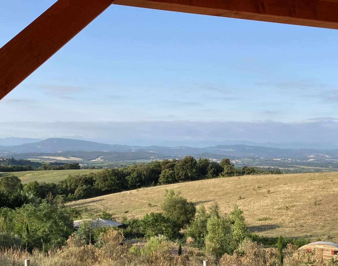 Hébergement insolite en cabane avec vue panoramique sur les collines du Languedoc-Roussillon.