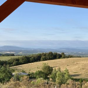 Hébergement insolite en cabane avec vue panoramique sur les collines du Languedoc-Roussillon.
