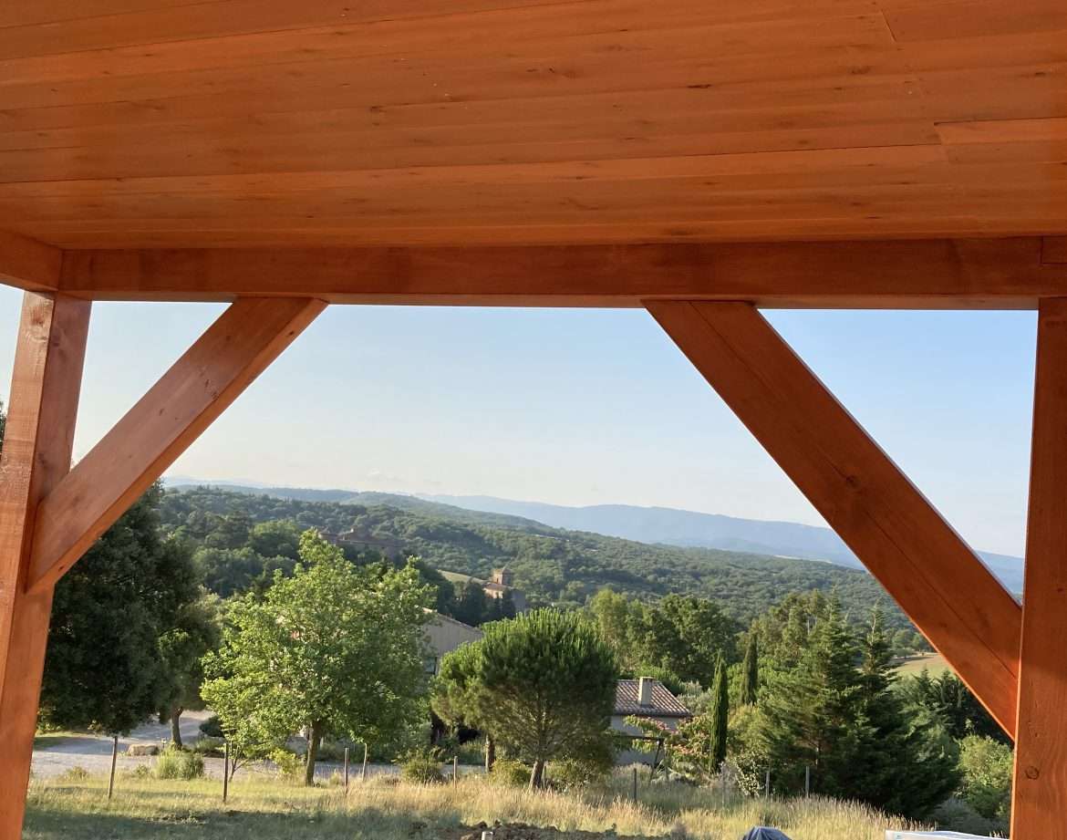 Hébergement insolite en bois avec vue panoramique sur les collines verdoyantes.