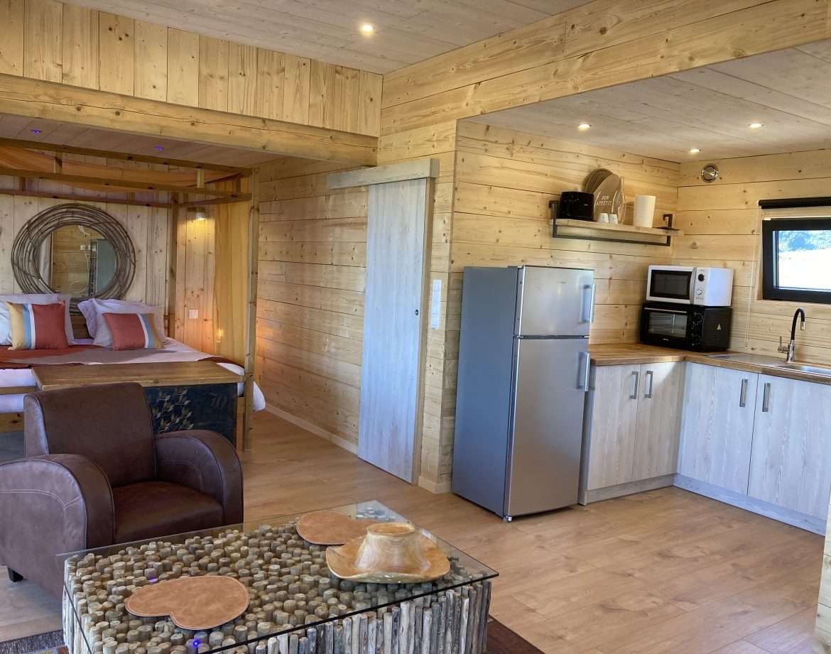 Hébergement insolite en bois à Languedoc-Roussillon, avec cuisine moderne et lit douillet.
