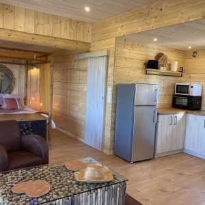 Hébergement insolite en bois à Languedoc-Roussillon, avec cuisine moderne et lit douillet.