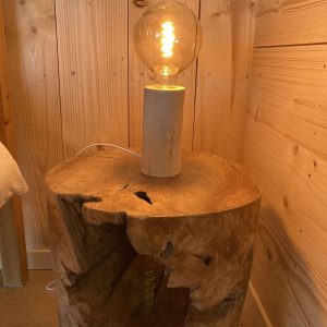 Hébergement insolite en bois dans le Languedoc-Roussillon, avec lampe design sur table.