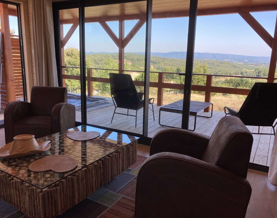 Hébergement insolite en Languedoc-Roussillon avec vue panoramique sur la nature.