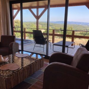 Hébergement insolite en Languedoc-Roussillon avec vue panoramique sur la nature.