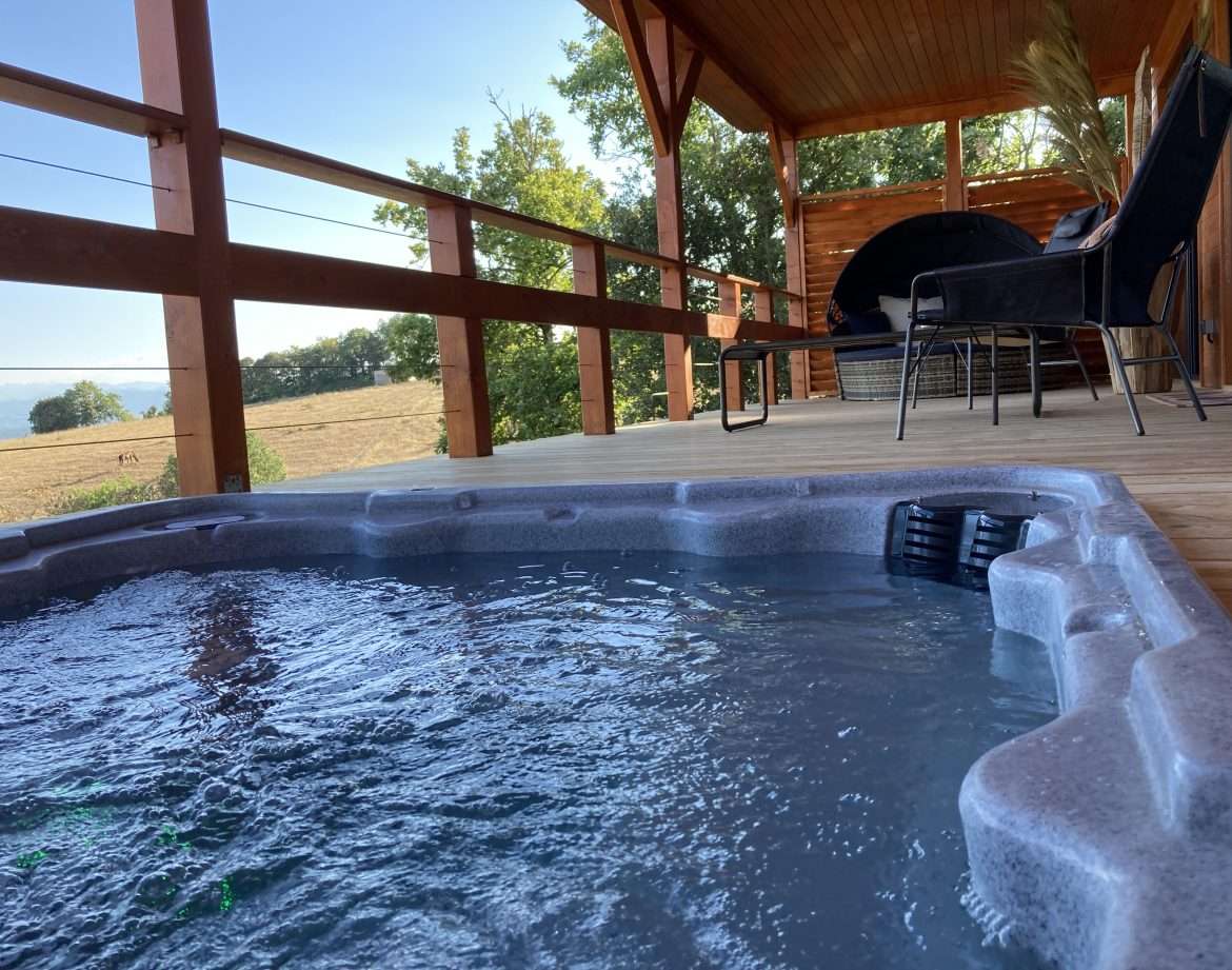 Hébergement insolite en Languedoc-Roussillon avec jacuzzi sur la terrasse en bois.