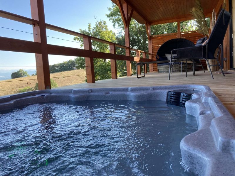 Hébergement insolite en Languedoc-Roussillon avec jacuzzi sur la terrasse en bois.