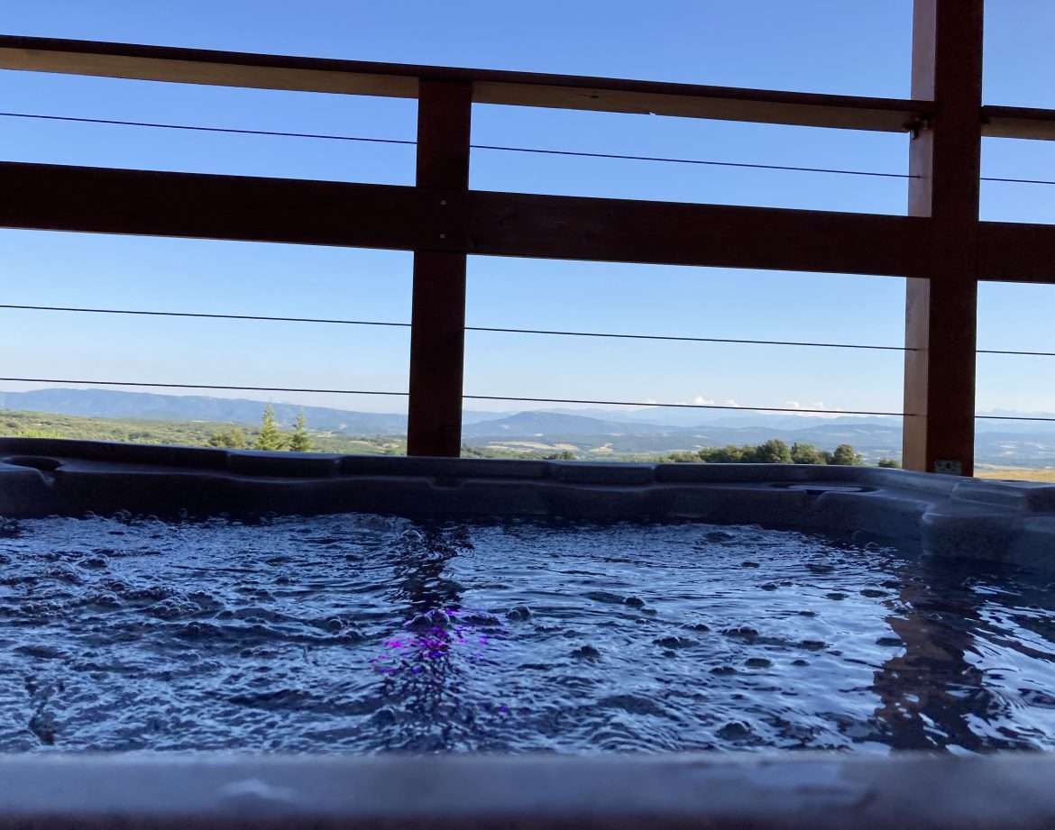 Hébergement insolite en Languedoc-Roussillon avec jacuzzi et vue panoramique sur les montagnes.