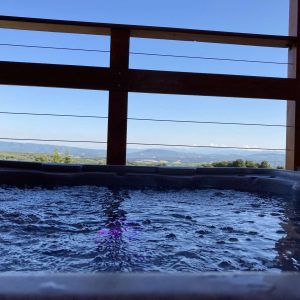 Hébergement insolite en Languedoc-Roussillon avec jacuzzi et vue panoramique sur les montagnes.