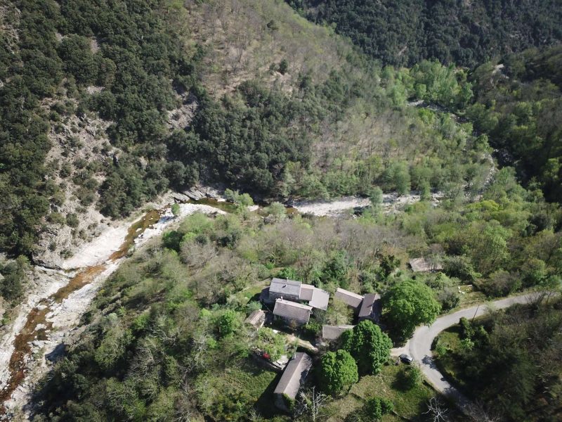 Charmante maison de campagne entourée de verdure, près dune rivière paisible.