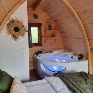 Hébergement insolite en bois avec jacuzzi, ambiance chaleureuse et cocooning.