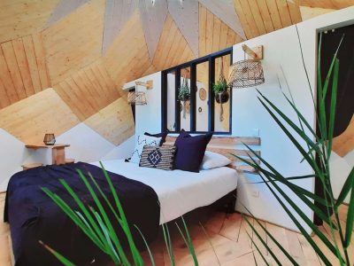 Chalet insolite à Hauts-de-France, intérieur en bois avec un plafond étoilé.