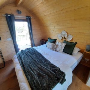 Chalet en bois cosy avec lit douillet et décoration naturelle à Hauts-de-France.