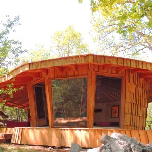 Cabane en bois, au design original, nichée dans la verdure du Languedoc-Roussillon.