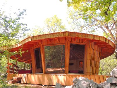 Cabane en bois, au design original, nichée dans la verdure du Languedoc-Roussillon.