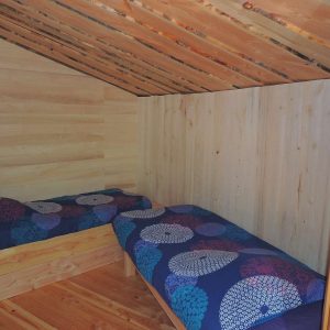 Chalet en bois à Languedoc-Roussillon, avec lits jumeaux et décor coloré.