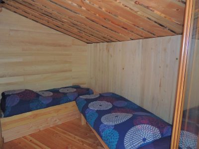 Chalet en bois à Languedoc-Roussillon, avec lits jumeaux et décor coloré.