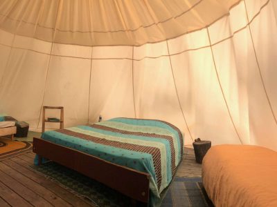 Tente safari spacieuse en Auvergne-Rhône-Alpes, avec lits confortables et ambiance chaleureuse.